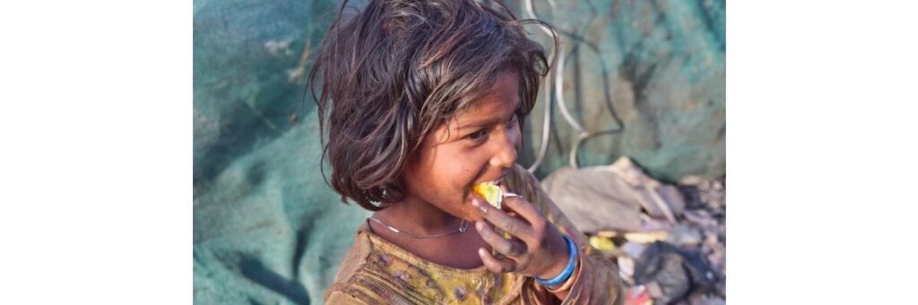 食事をする、貧しい子供