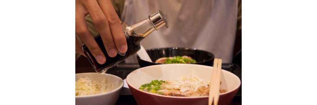 ラーメンを調味料で味付け